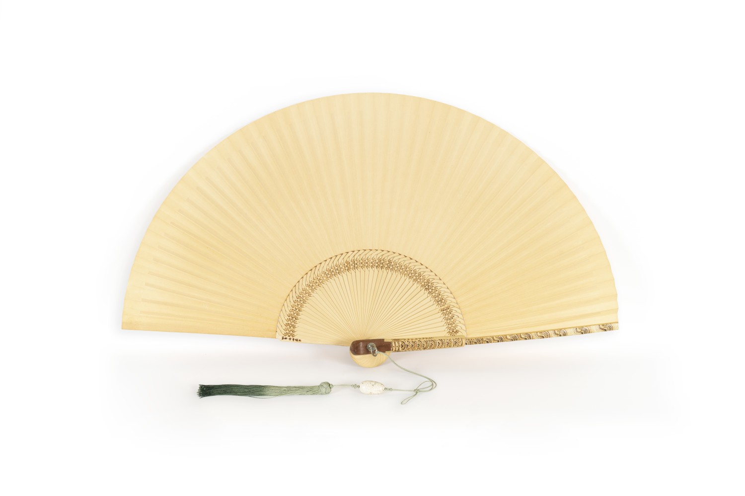 김동식 - 황칠 오십살 백접선 / 46 × 83 cm