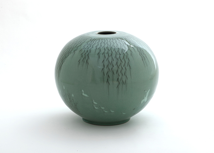 강의석, 청자상감물가풍경호 370 x 370 x 320cm, Ceramic, 2025