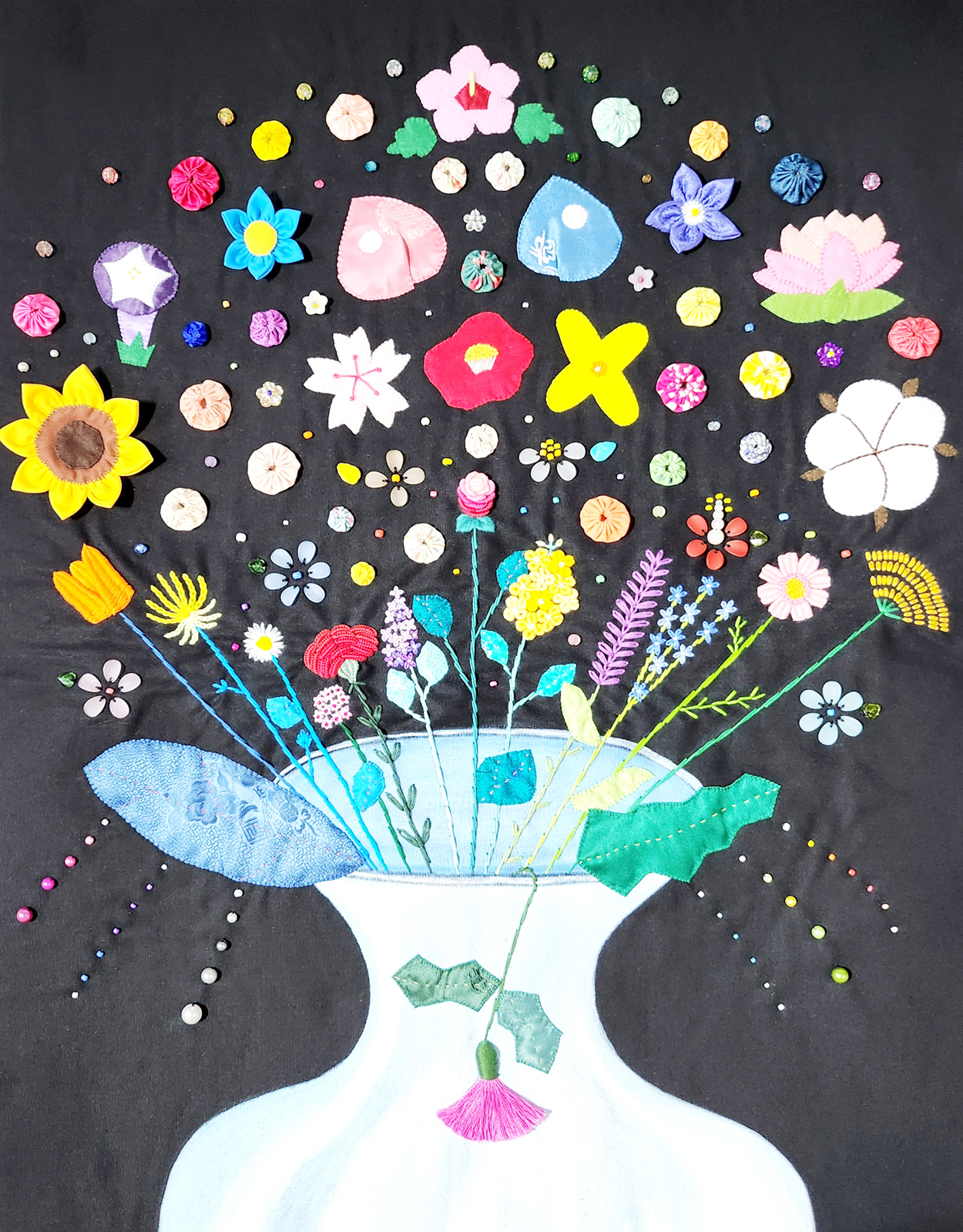 권순영, 꽃으로 만든 세상, 옥스포드면 양단 비즈, 혼합재료 자수, 70.0x50.0cm, 2025