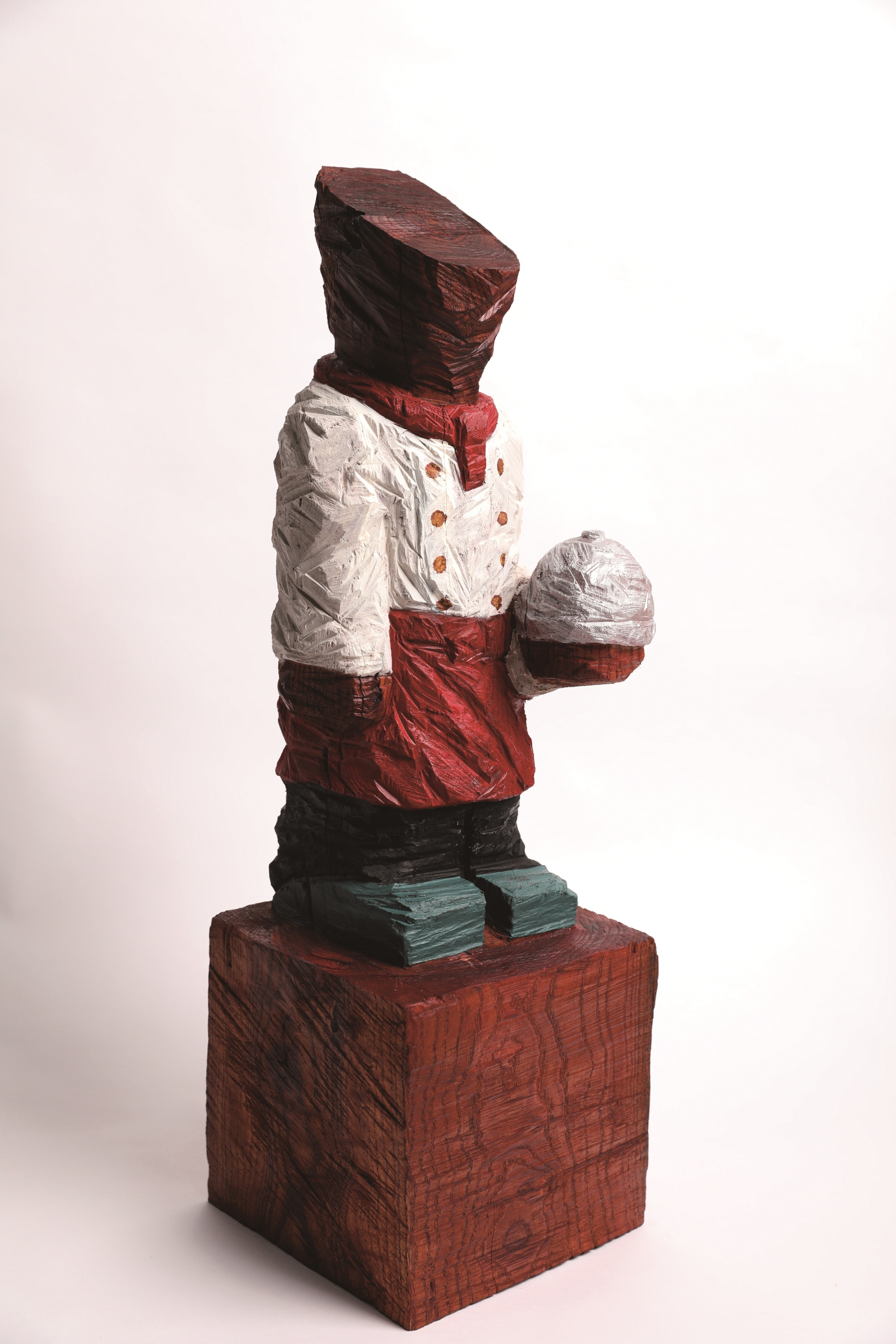 빌딩 위 시민 - 요리사   220 × 220 × 680mm, 참죽나무에 아크릴, 2025