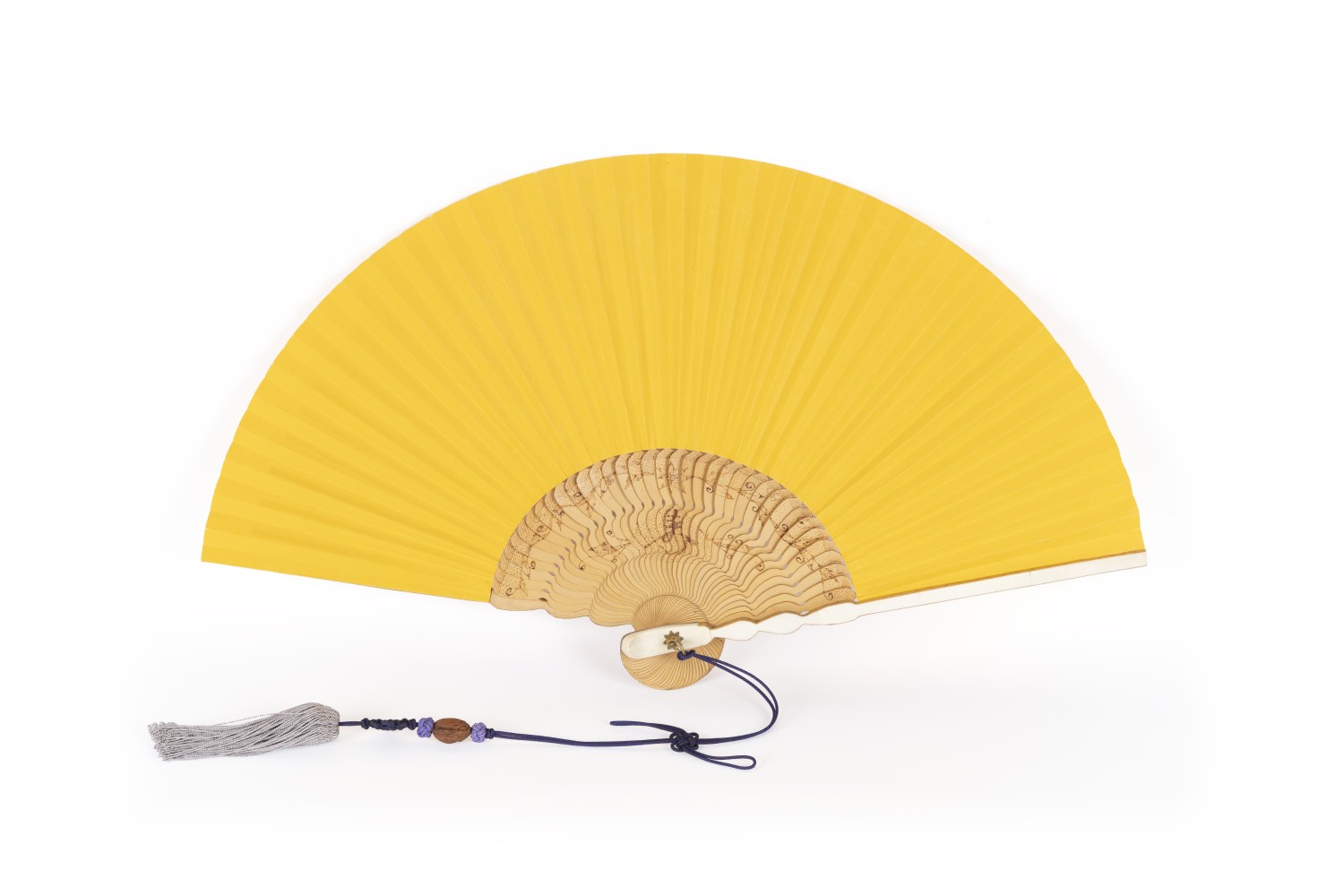 우족 옻칠선   30 × 52 cm