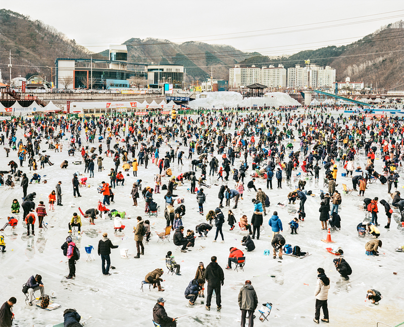 김승구 _ 얼음 낚시, 강원도 화천, 2014, 82x100cm, Archival Pigment Print