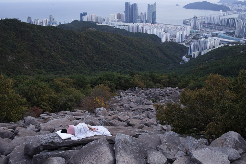 강호석 _ 도시가 보이는 바위에서 잠듦, 2024, 80x120cm, Archival Pigment Print